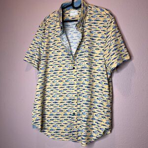 This Con.Struct slim fit Hawaiian shirt features an all-over blue fish pattern o